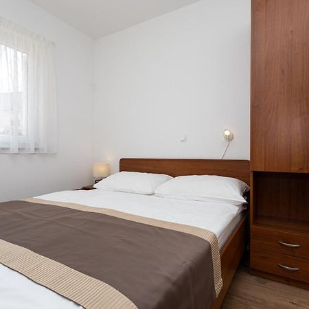 Apartments Crnekovic V Башка Екстер'єр фото